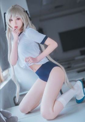 女人趴到床脱了内裤打光_HD在线视频观看